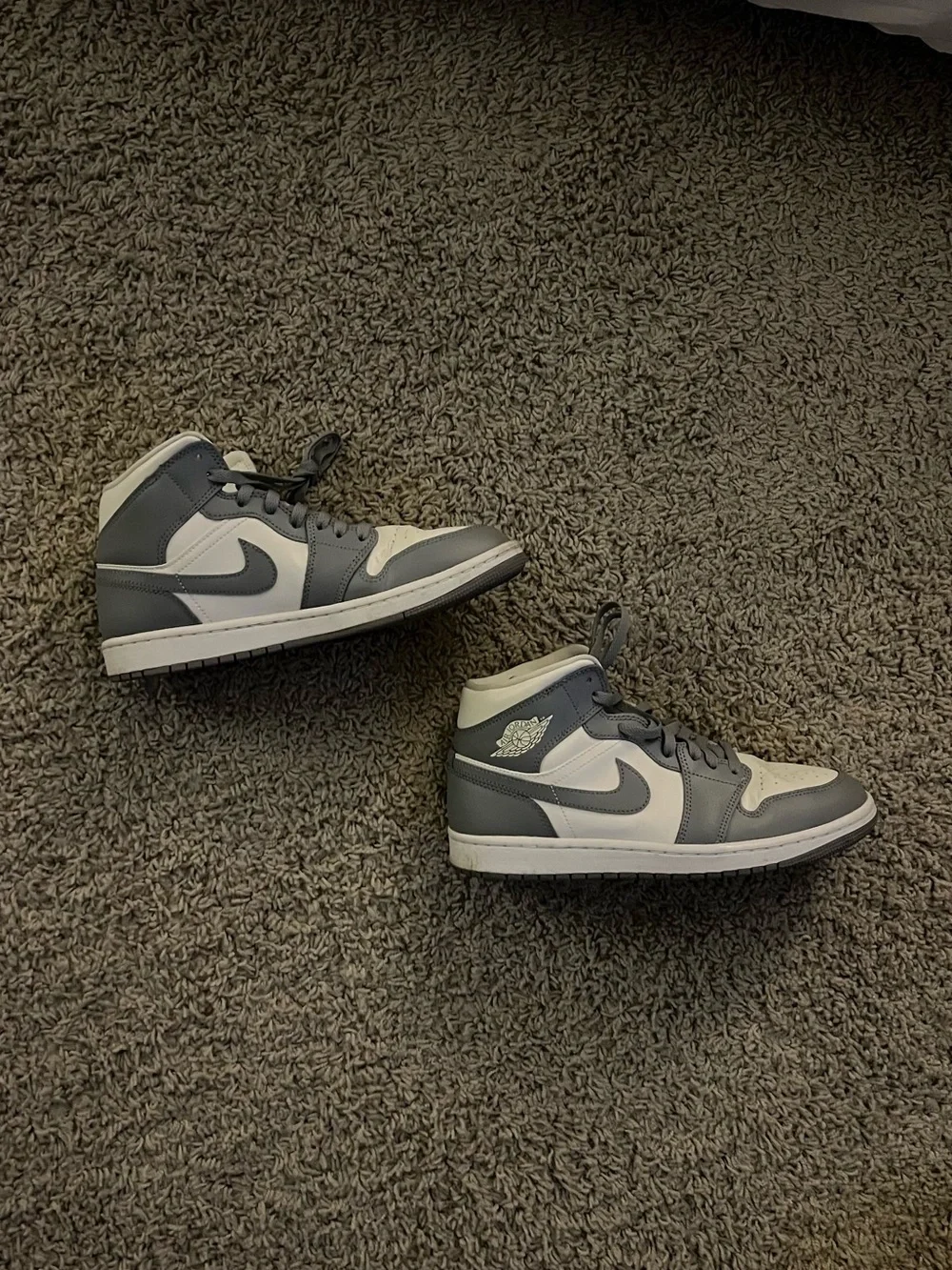 Nike Air Jordan 1 Mid in Gray and White
